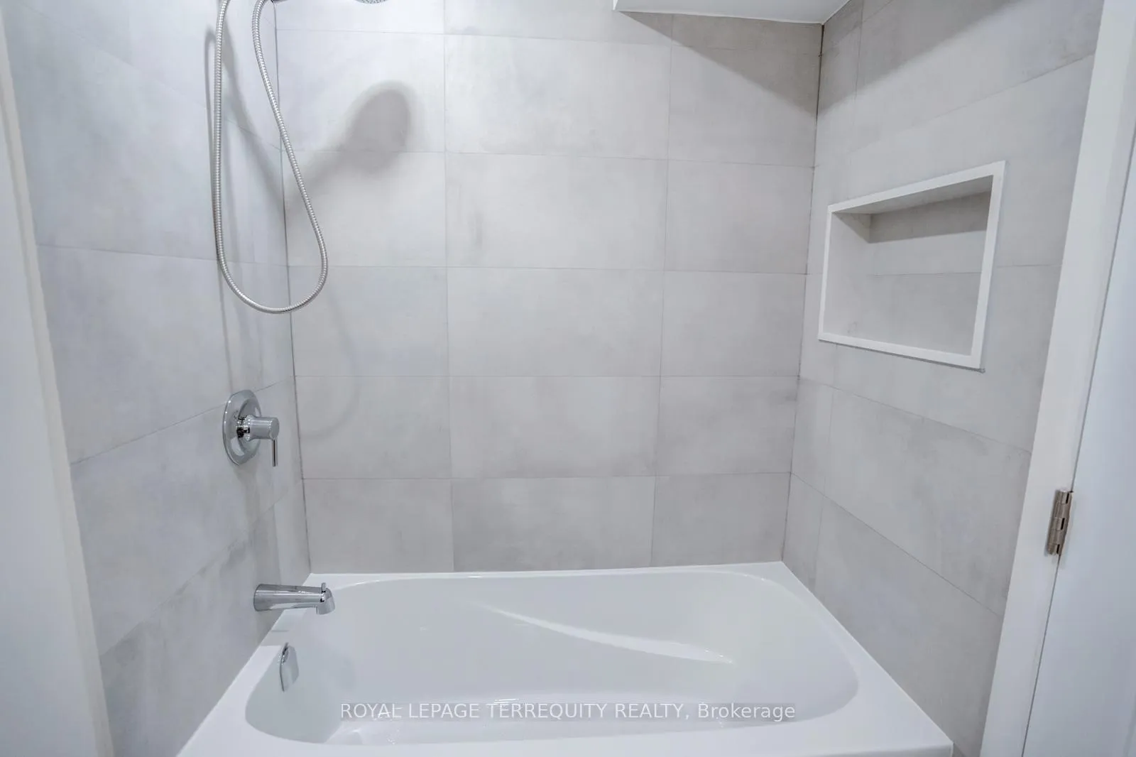 Photo 17 of Unit Lower Level, 208 Bellwoods Avenue, Toronto, Trinity-Bellwoods — HOMEH