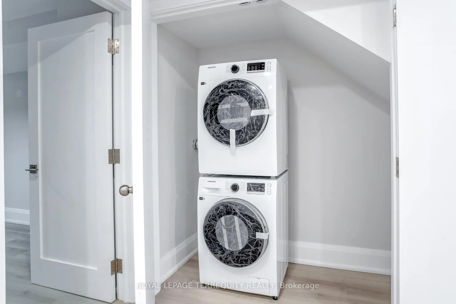 Photo 19 of Unit Lower Level, 208 Bellwoods Avenue, Toronto, Trinity-Bellwoods — HOMEH