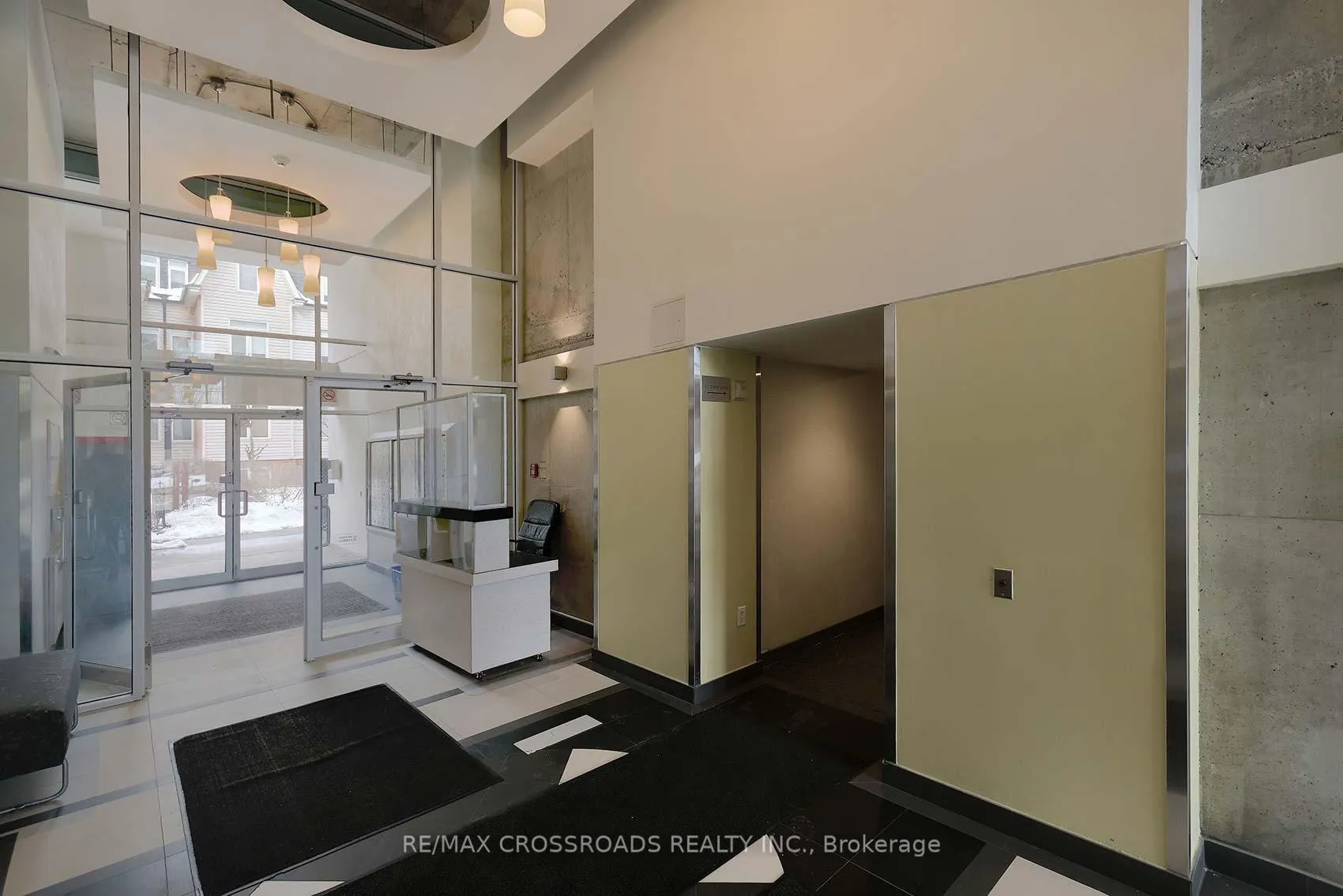 Front of Unit 526, 954 King Street W