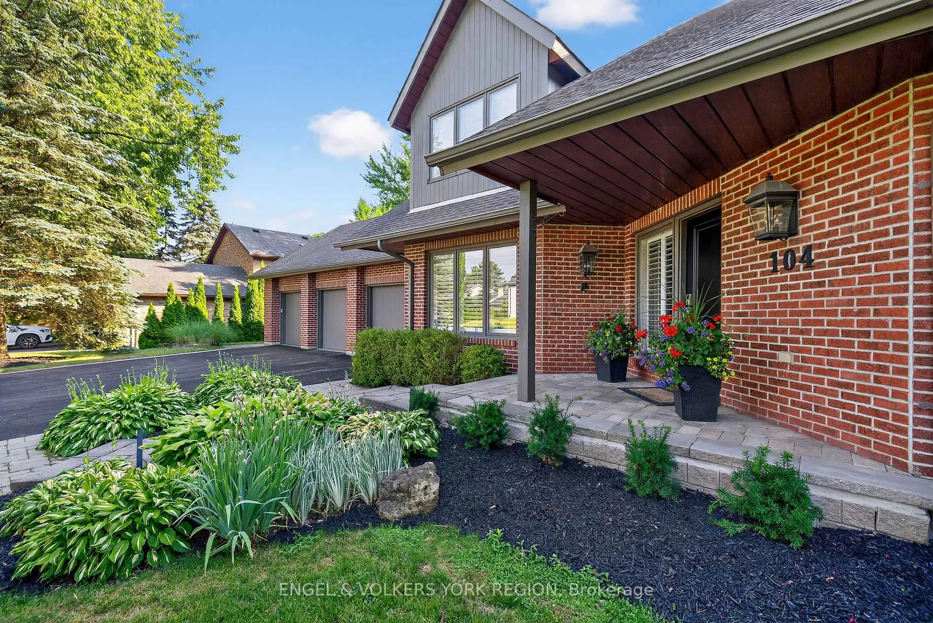 Photo 4 of 104 McClure Drive, King, King City — HOMEH