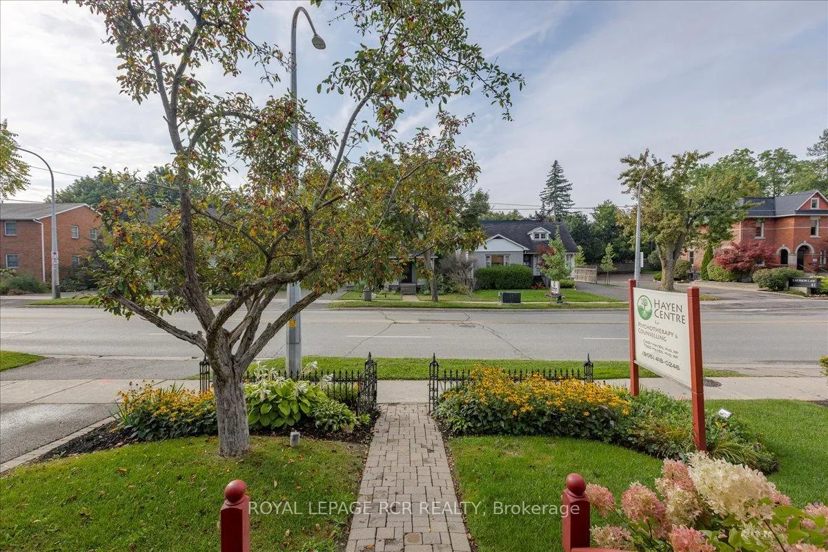 Photo 5 of 50 Wellington Street E, Aurora, Aurora Village — HOMEH