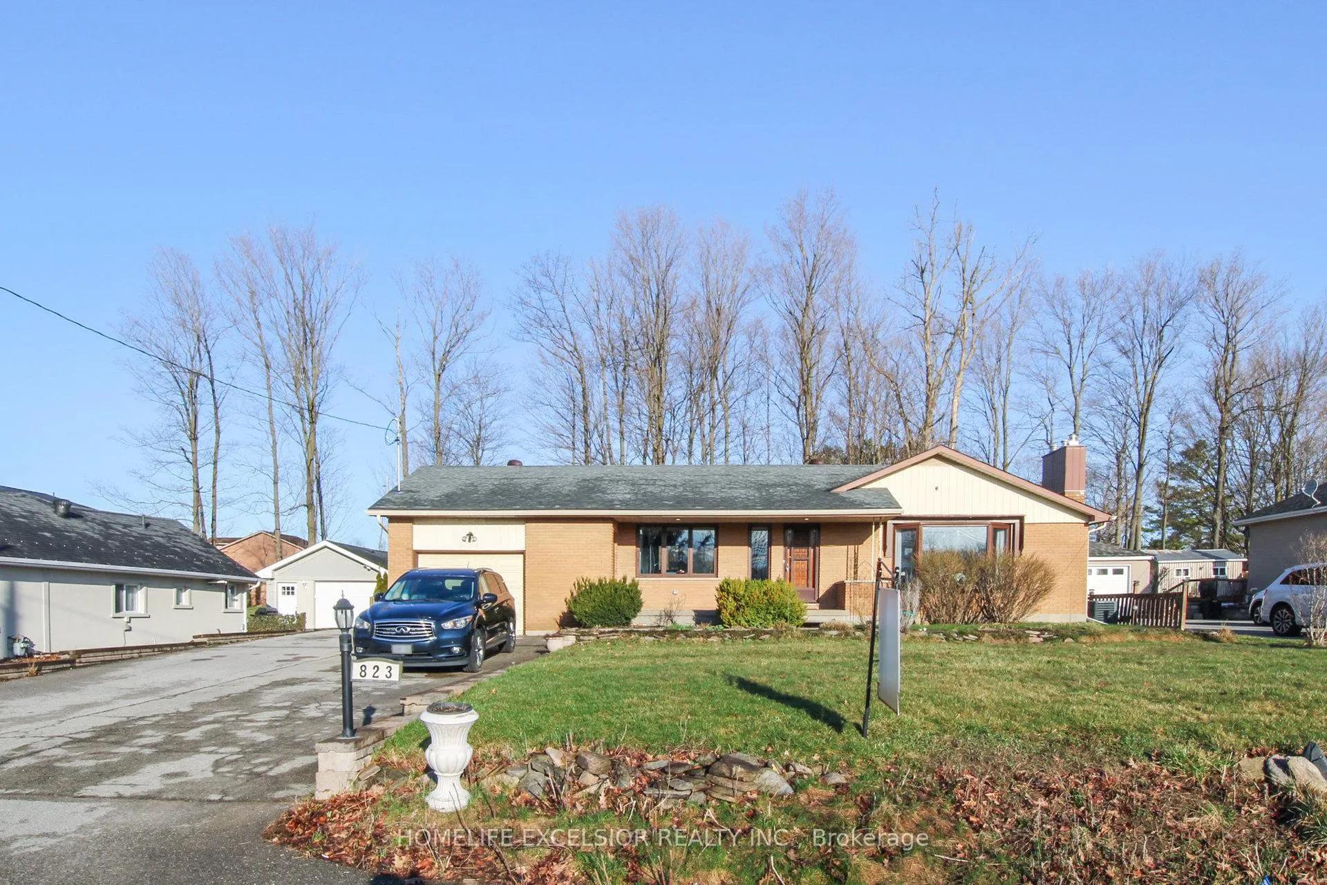 Front of 823 Essa Road