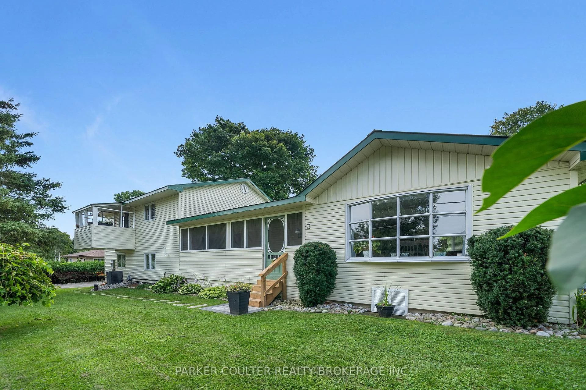 Photo 4 of 3 Earldom Boulevard, Tay, Port McNicoll — HOMEH
