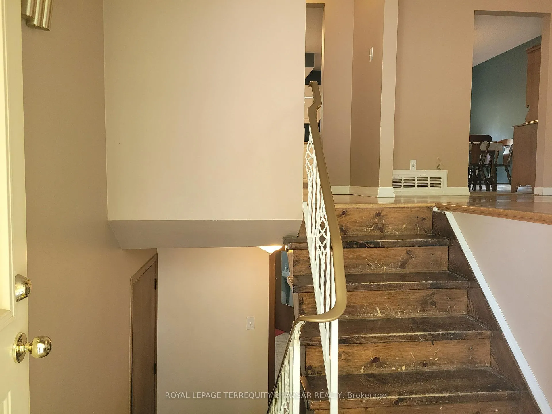 Photo 3 of 368 Lakeview Drive, Waterloo — HOMEH