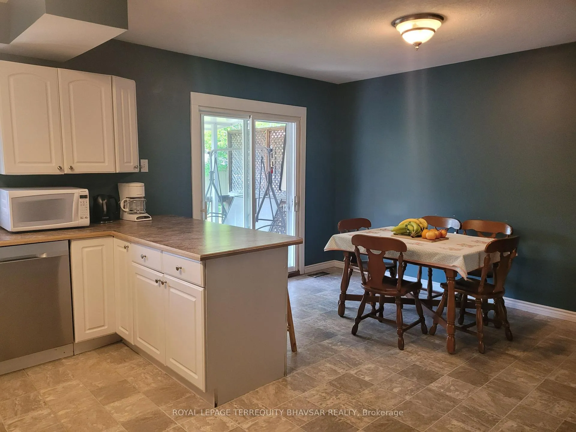 Photo 9 of 368 Lakeview Drive, Waterloo — HOMEH