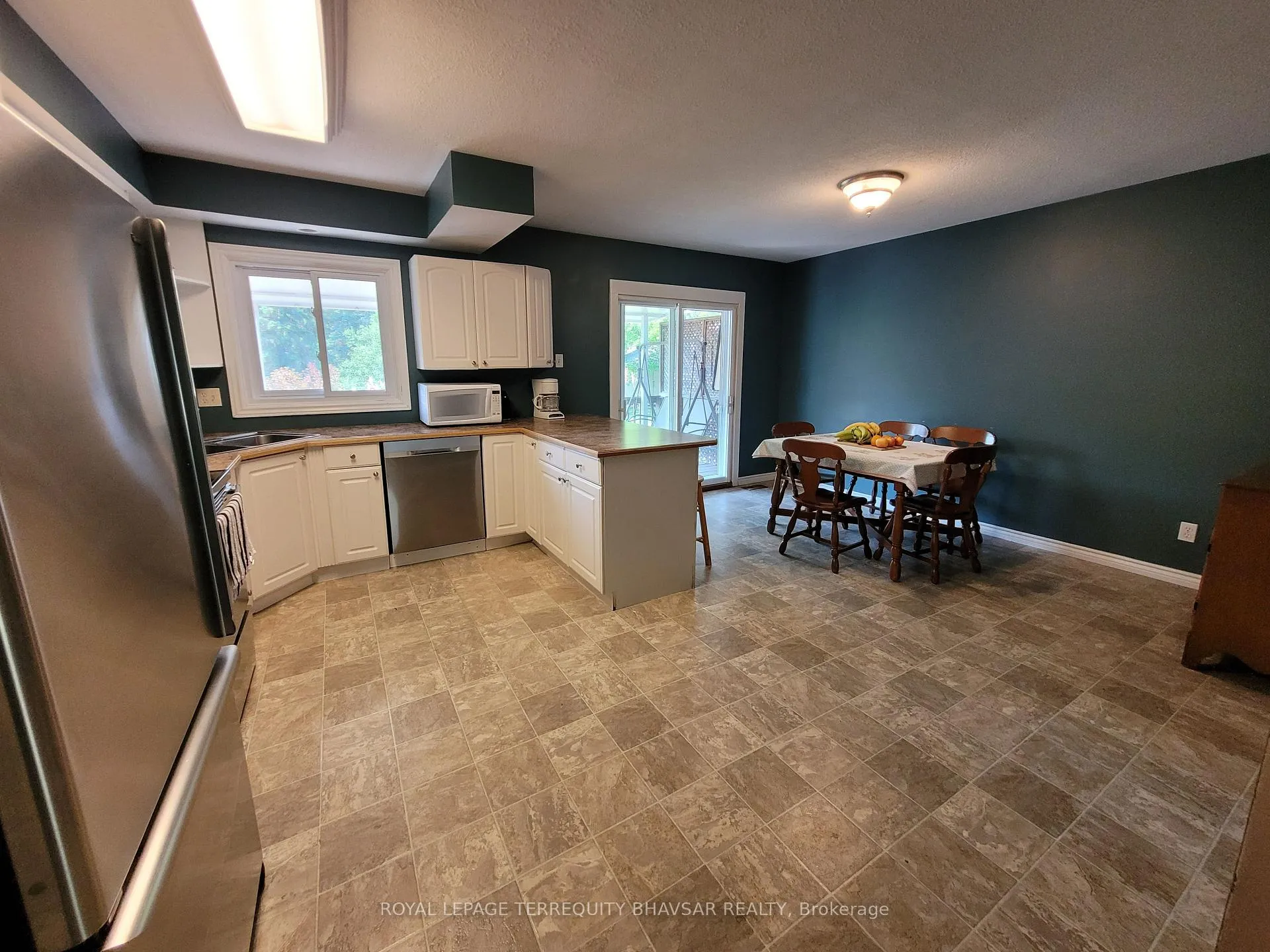 Photo 12 of 368 Lakeview Drive, Waterloo — HOMEH