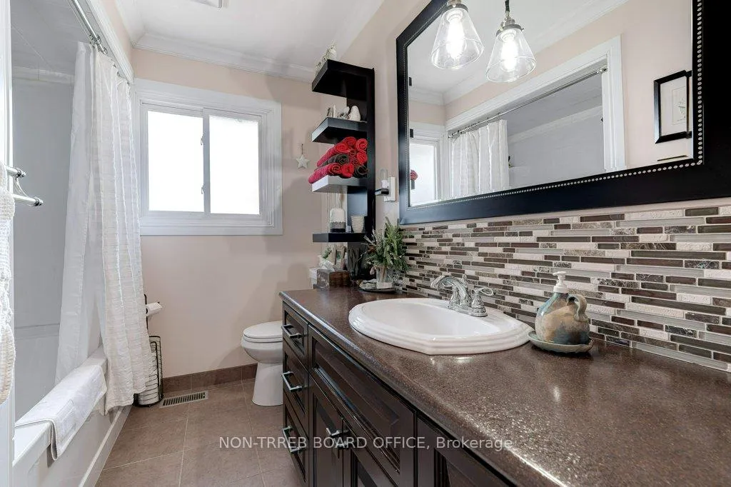 Photo 9 of 6399 Dickenson Road E, Hamilton, Rural Glanbrook — HOMEH