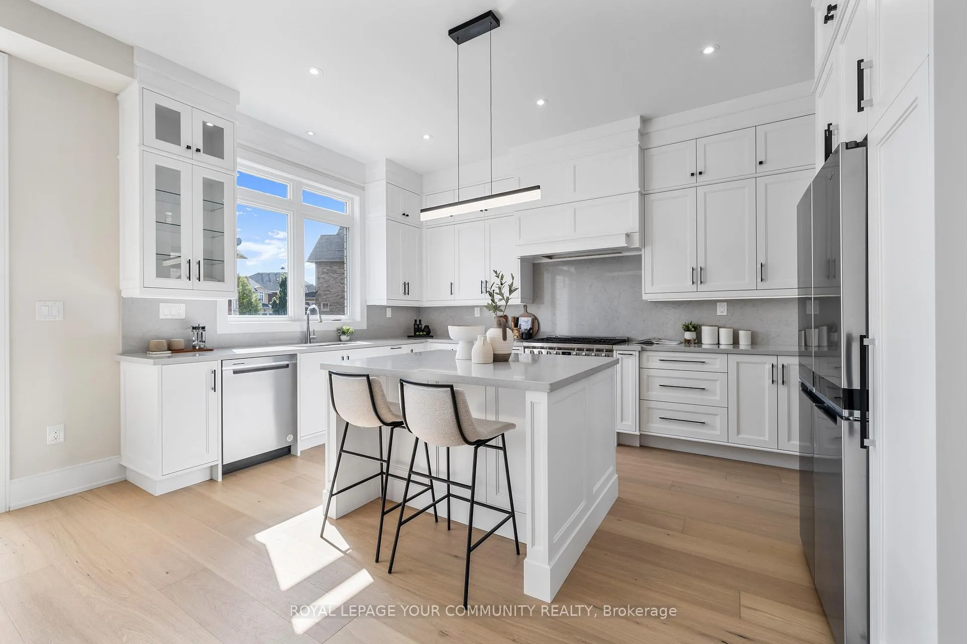 Photo 3 of 2 Bunn Court, Aurora, Bayview Northeast — HOMEH