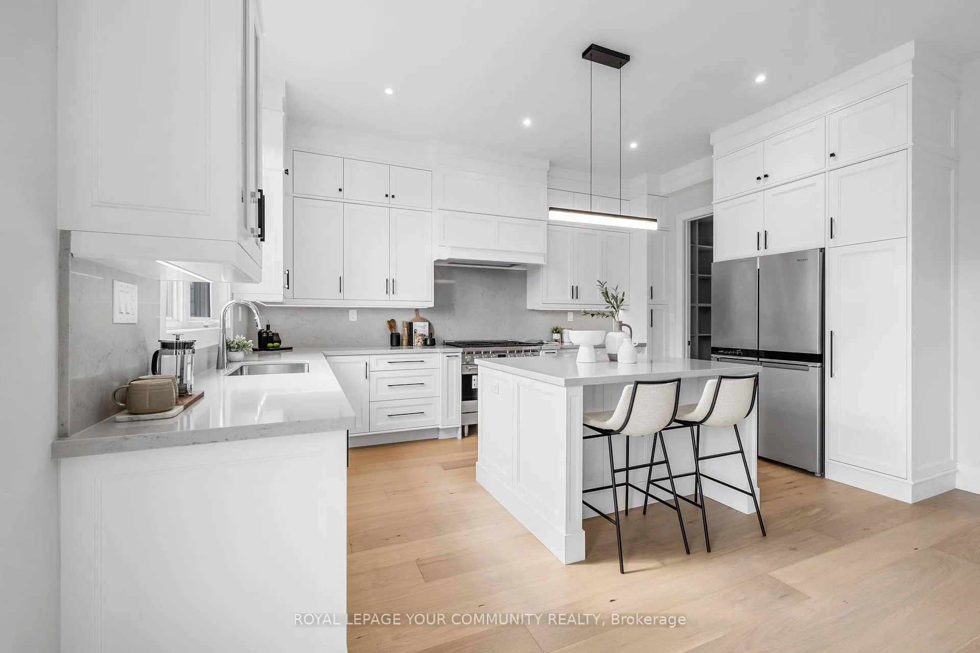 Photo 4 of 2 Bunn Court, Aurora, Bayview Northeast — HOMEH