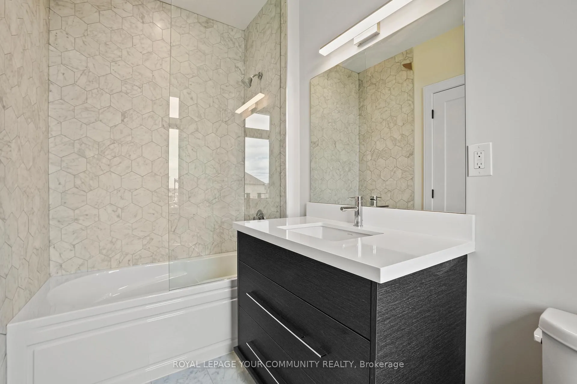 Photo 30 of 2 Bunn Court, Aurora, Bayview Northeast — HOMEH