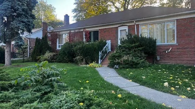 Photo 3 of 8 Kingsmere Crescent, Scarborough, Scarborough Village — HOMEH