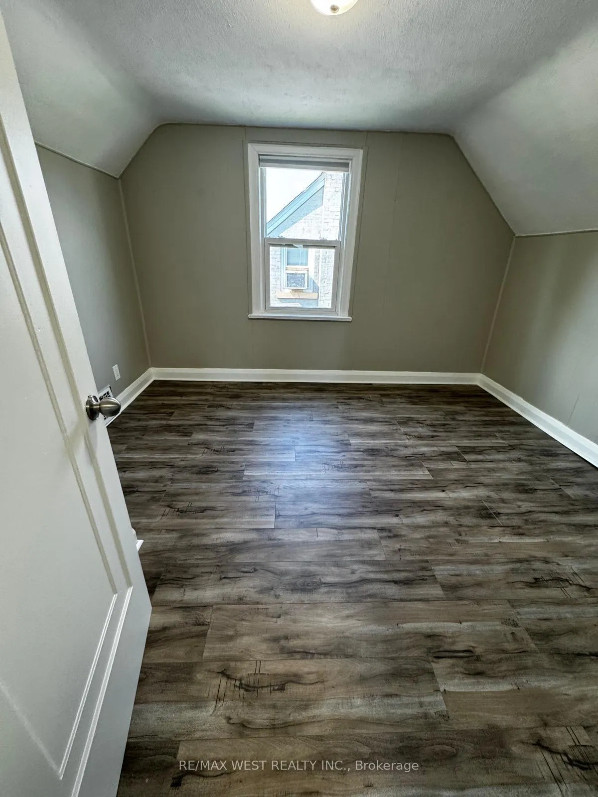 Photo 24 of 315 Ottawa Street S, Kitchener, Mill Courtland Woodside Park — HOMEH