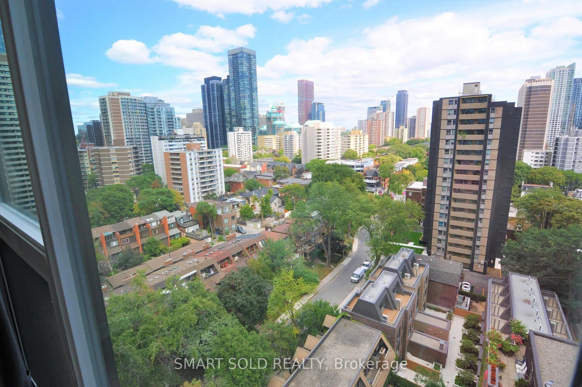 Photo 2 of Unit 1306, 17 Dundonald Street, Toronto, Church-Yonge Corridor — HOMEH