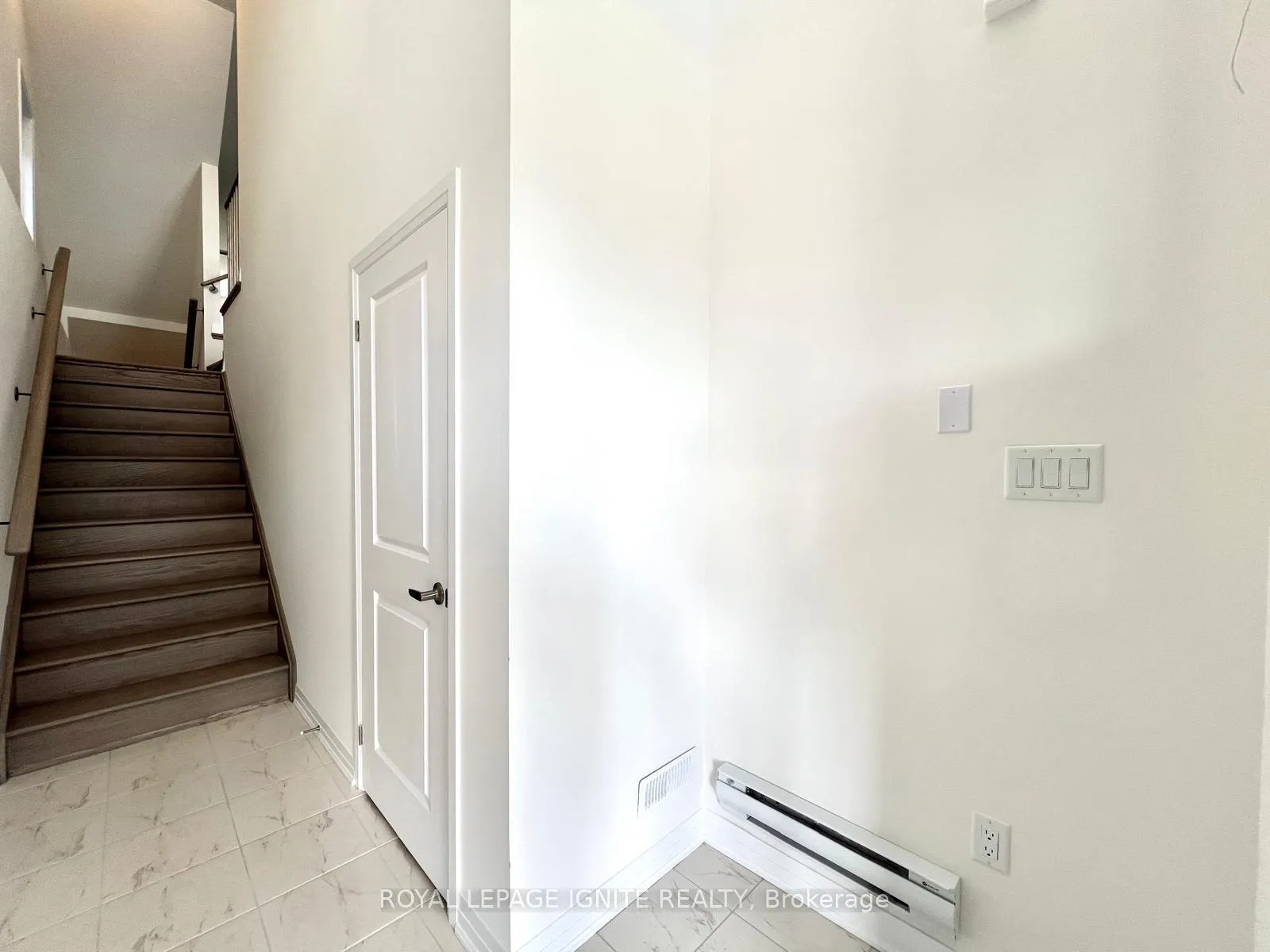 Photo 2 of 552 Hudson Crescent, Midland — HOMEH