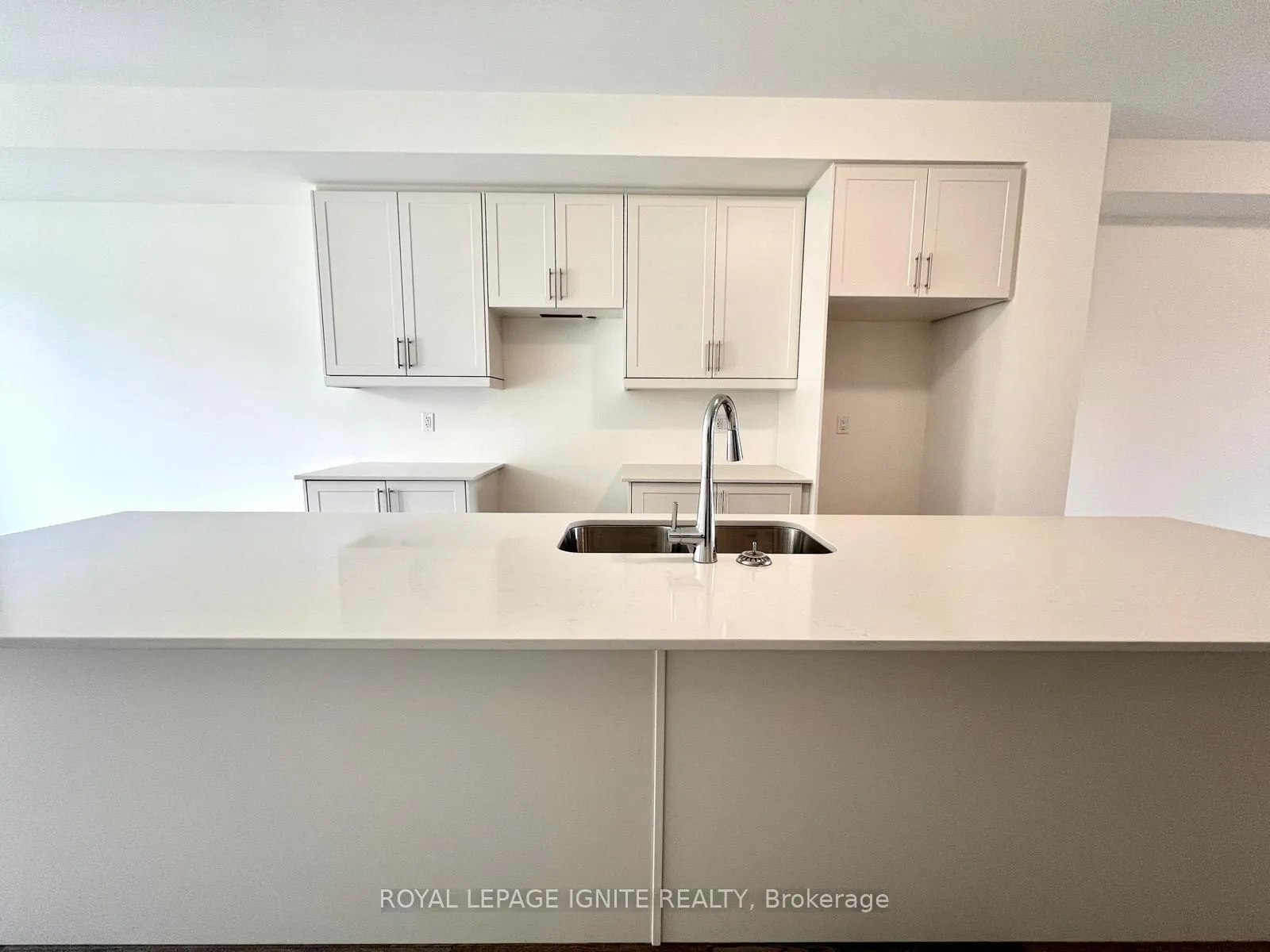 Photo 11 of 552 Hudson Crescent, Midland — HOMEH