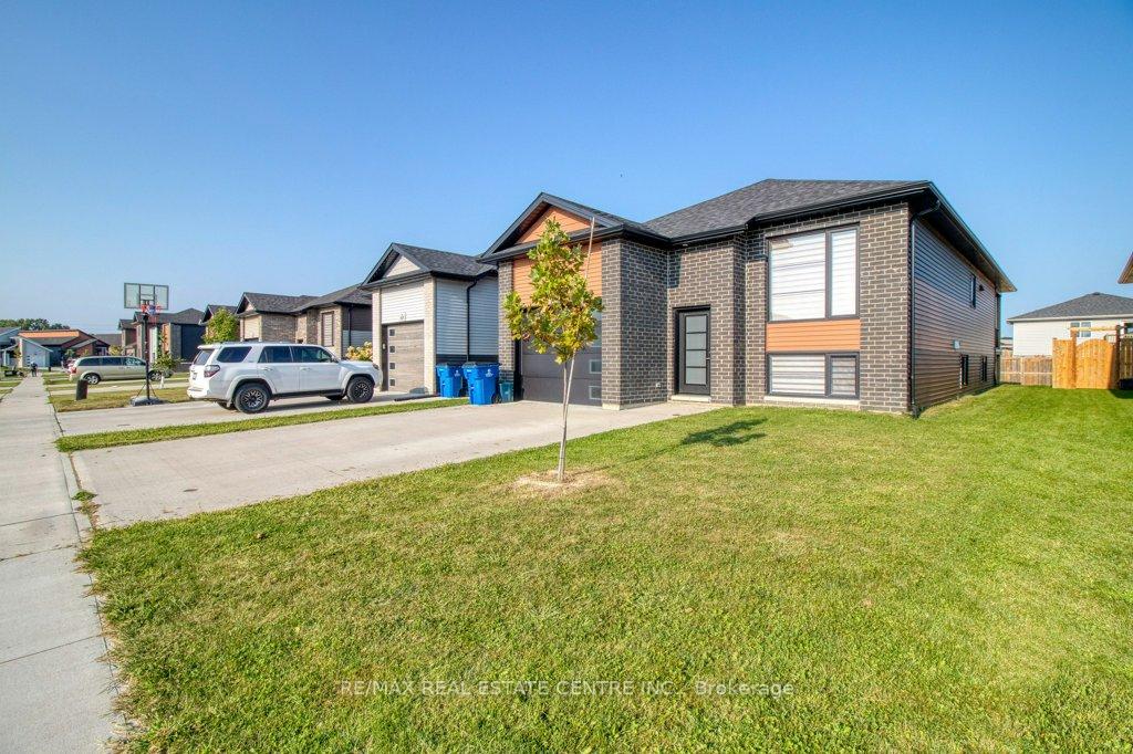 Photo 3 of 191 Moonstone Crescent, Chatham-Kent, Chatham — HOMEH