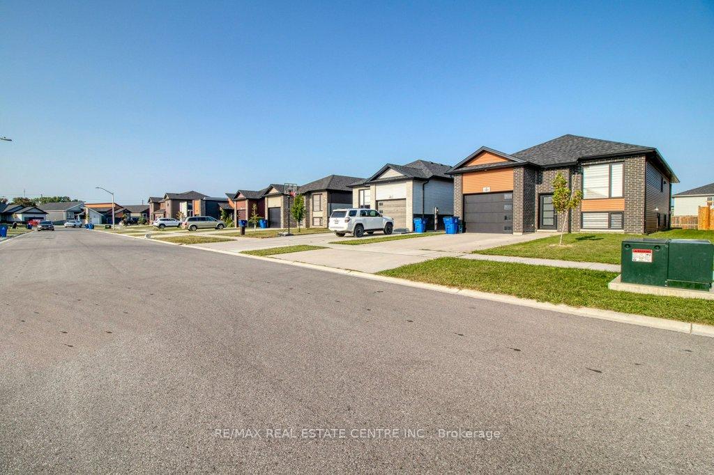 Photo 4 of 191 Moonstone Crescent, Chatham-Kent, Chatham — HOMEH