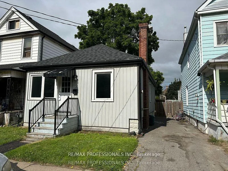 Front of Unit Upper, 167.5 Grosvenor Avenue N