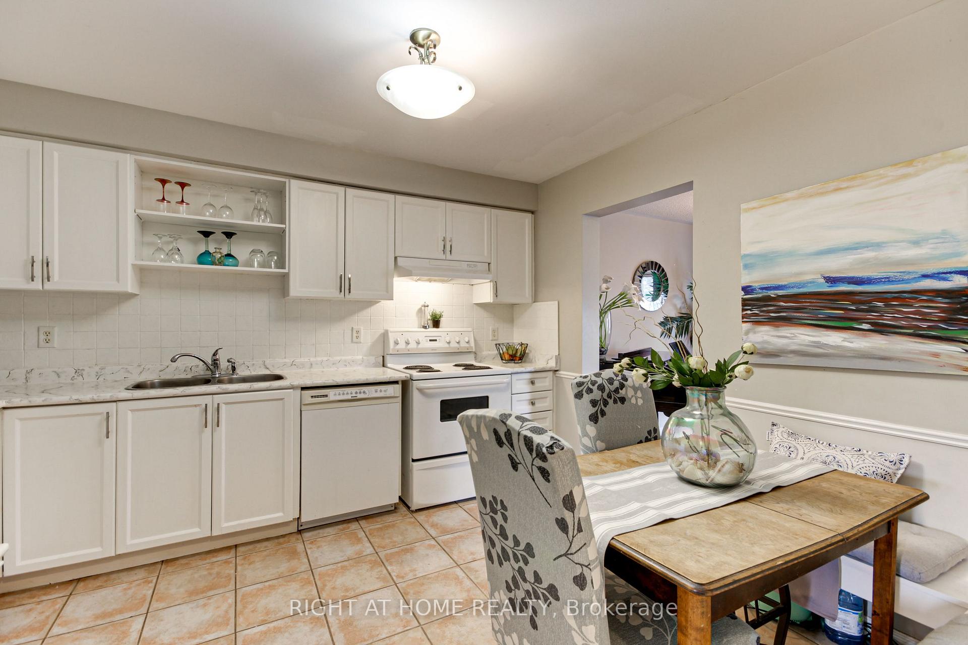 Photo 4 of 26 Crittenden Drive, Georgina, Keswick South — HOMEH