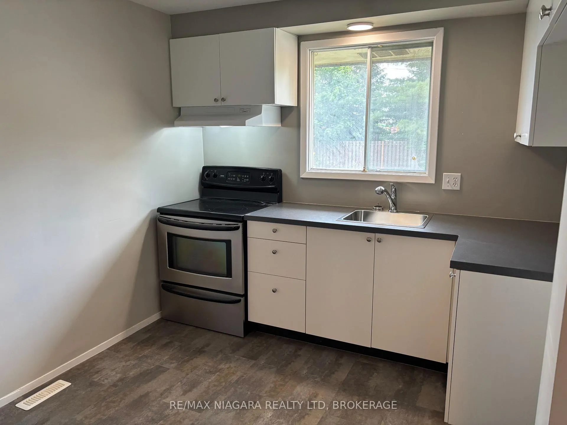 Photo 2 of Unit 12, 21 Woodlawn Road, Welland, N. Welland — HOMEH