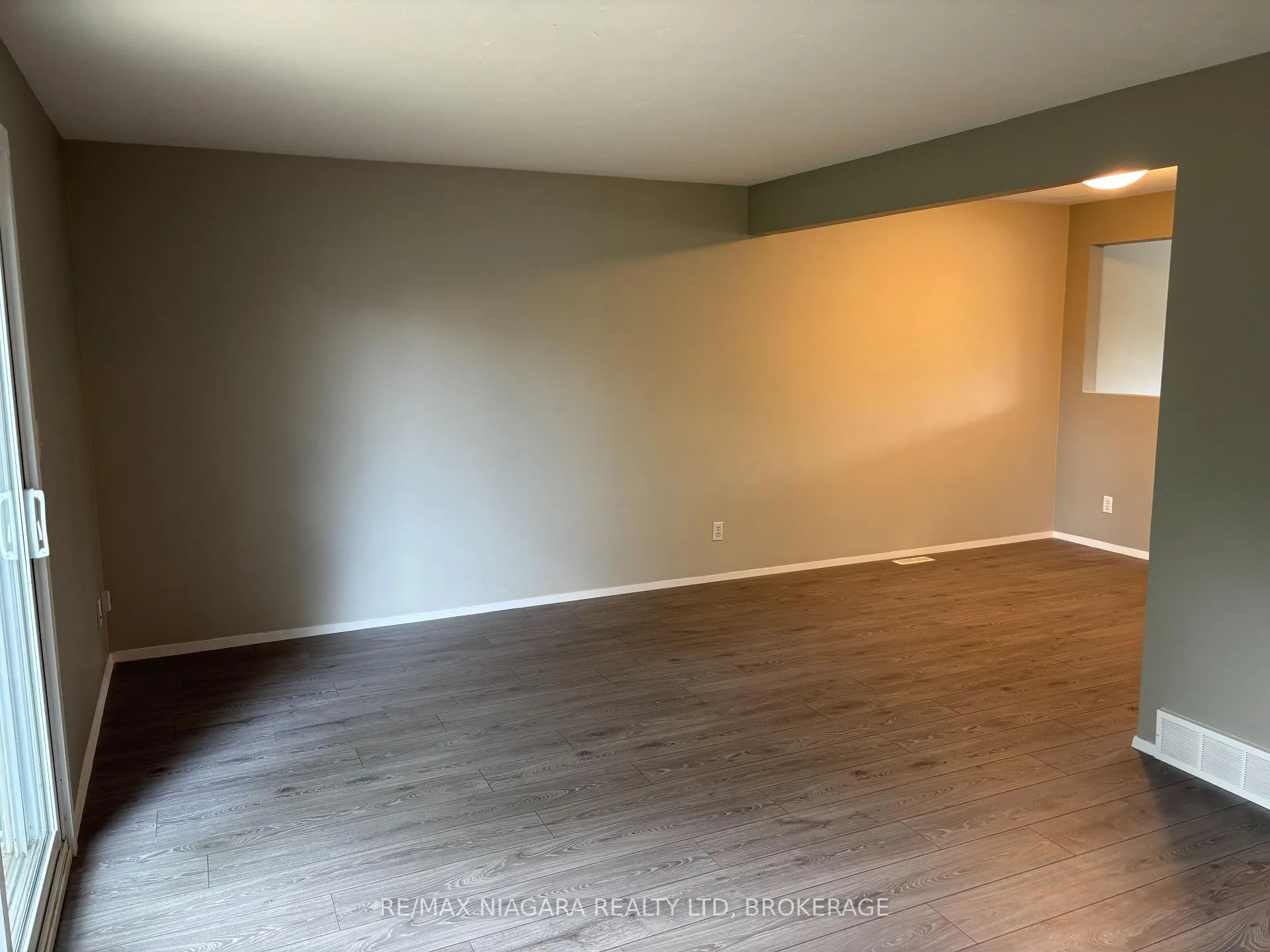 Photo 4 of Unit 12, 21 Woodlawn Road, Welland, N. Welland — HOMEH