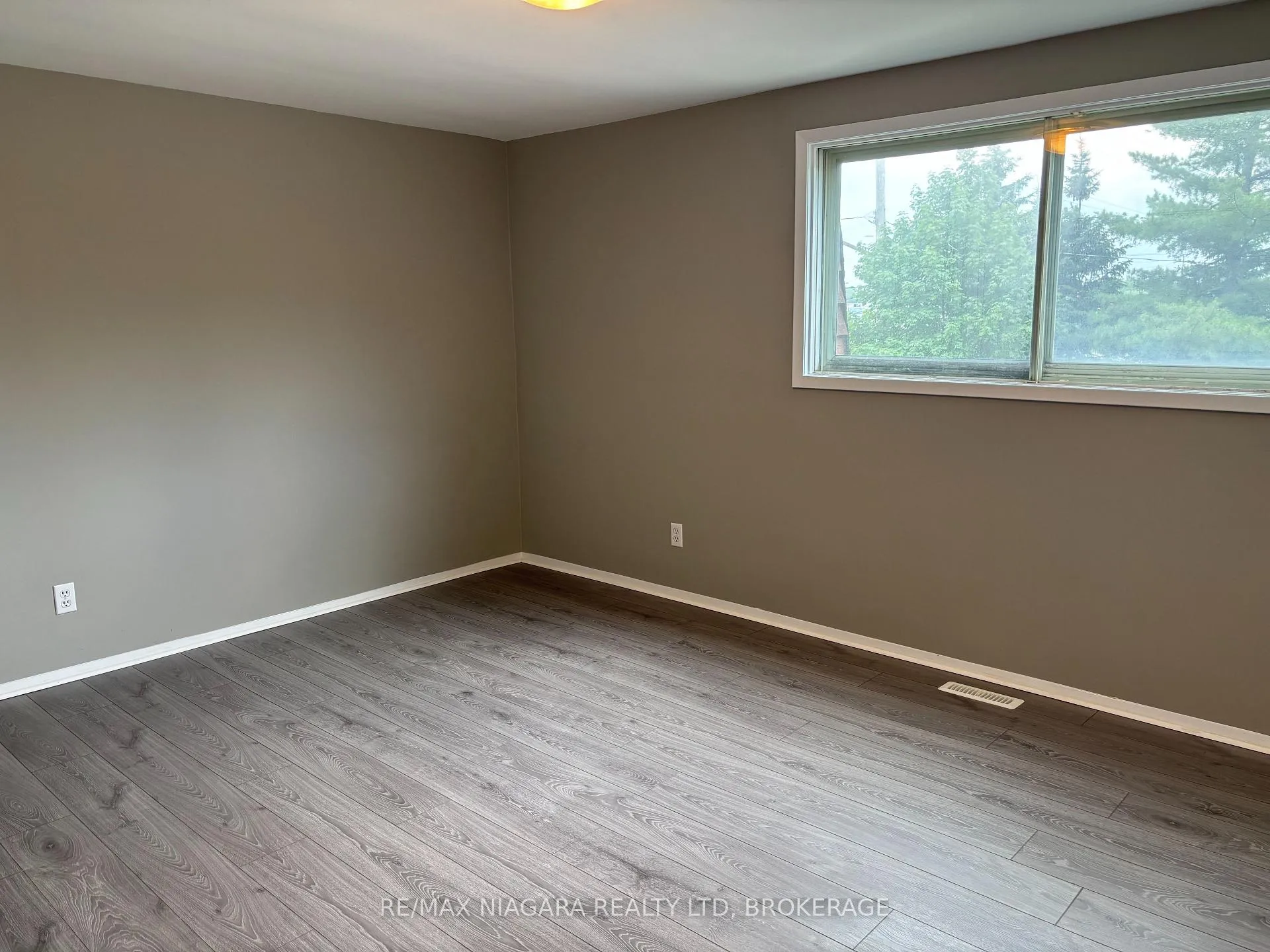 Photo 6 of Unit 12, 21 Woodlawn Road, Welland, N. Welland — HOMEH