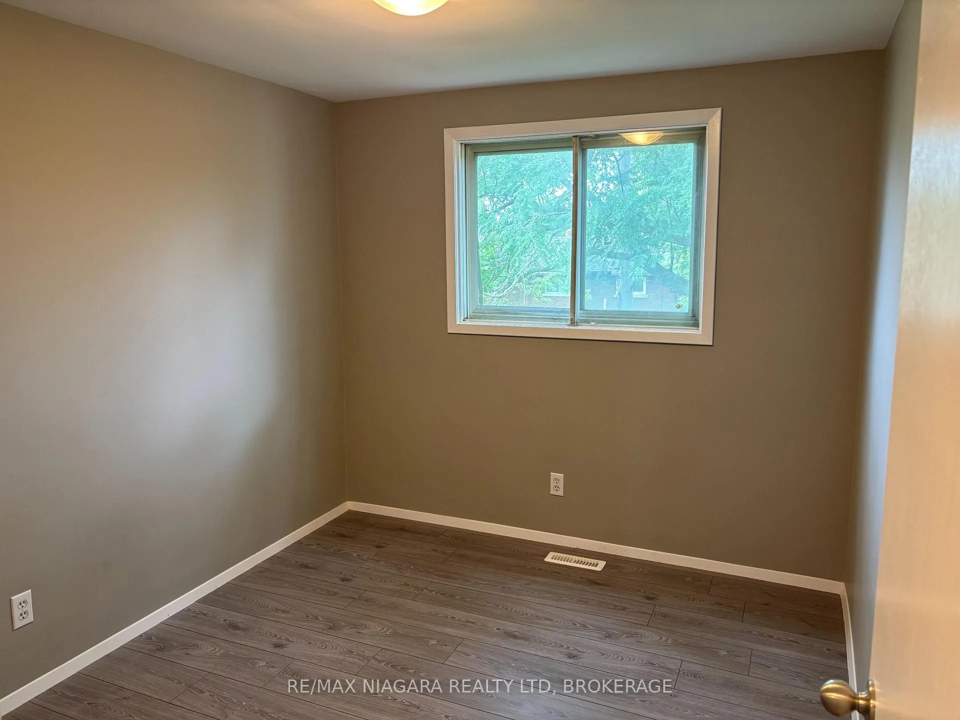 Photo 7 of Unit 12, 21 Woodlawn Road, Welland, N. Welland — HOMEH