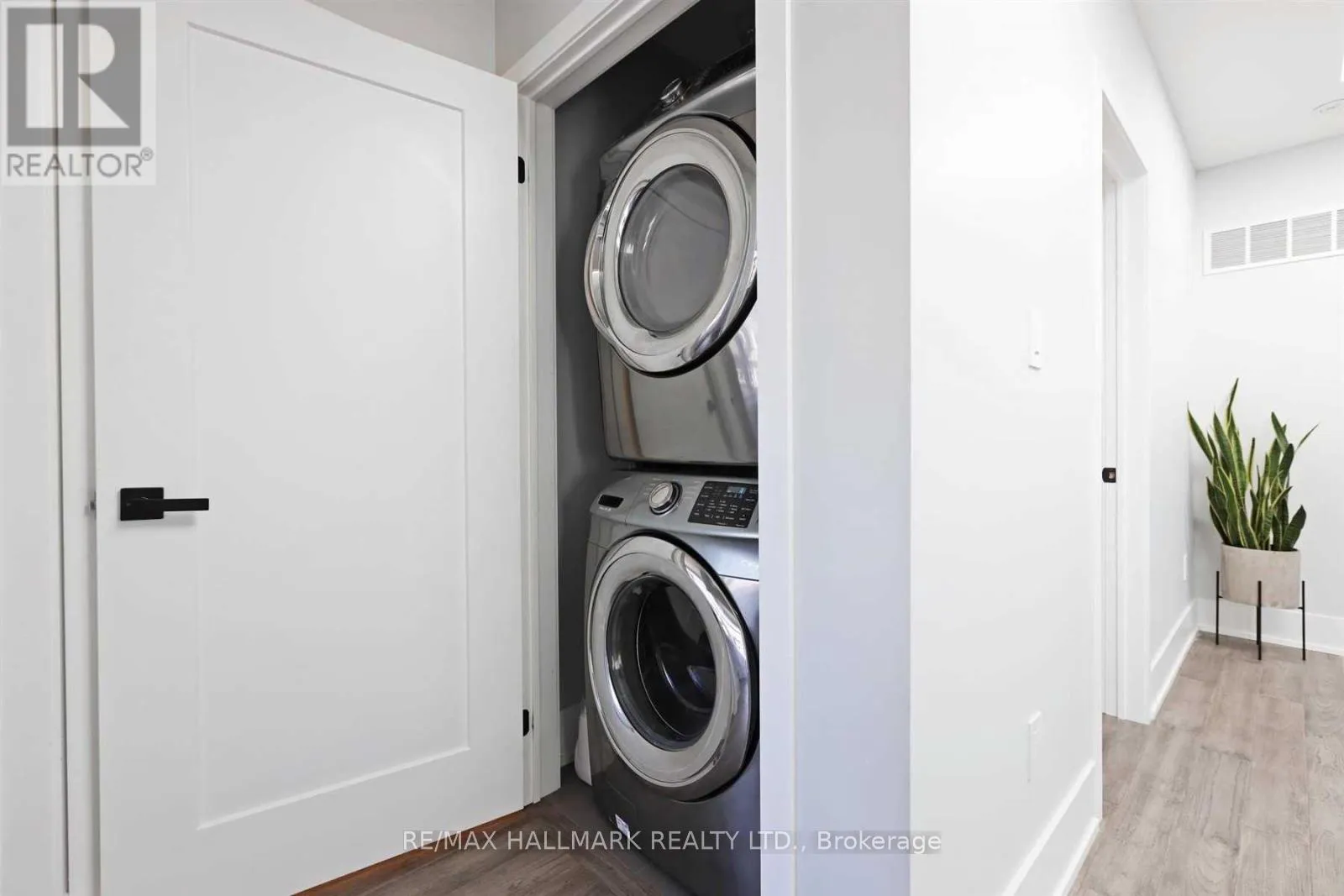 Photo 9 of 19 Gatwick Avenue, Toronto, Woodbine-Lumsden — HOMEH