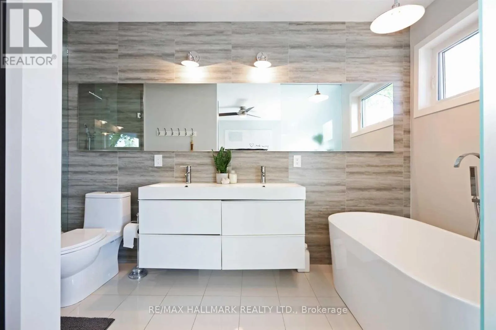 Photo 12 of 19 Gatwick Avenue, Toronto, Woodbine-Lumsden — HOMEH