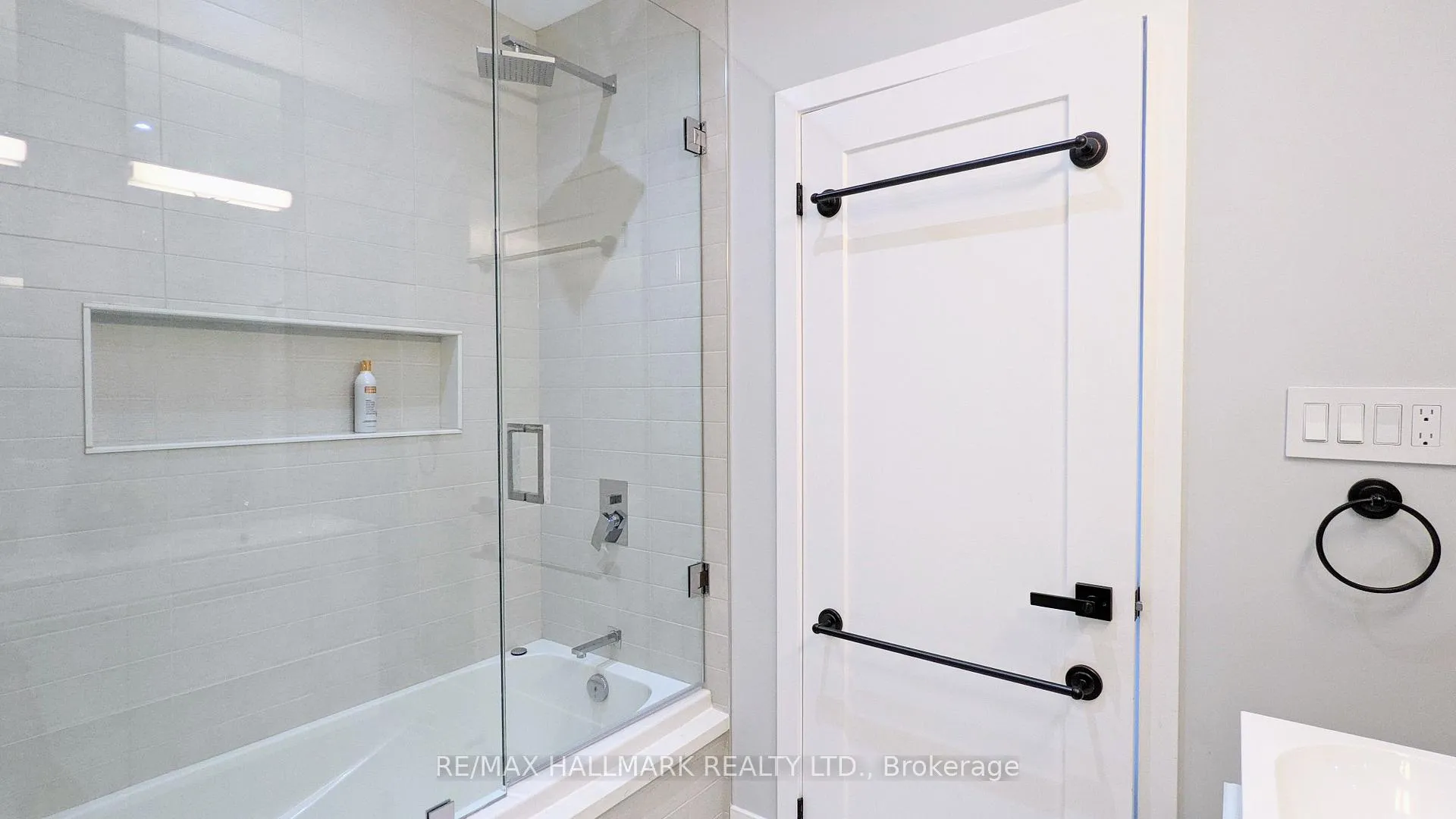 Photo 13 of 19 Gatwick Avenue, Toronto, Woodbine-Lumsden — HOMEH