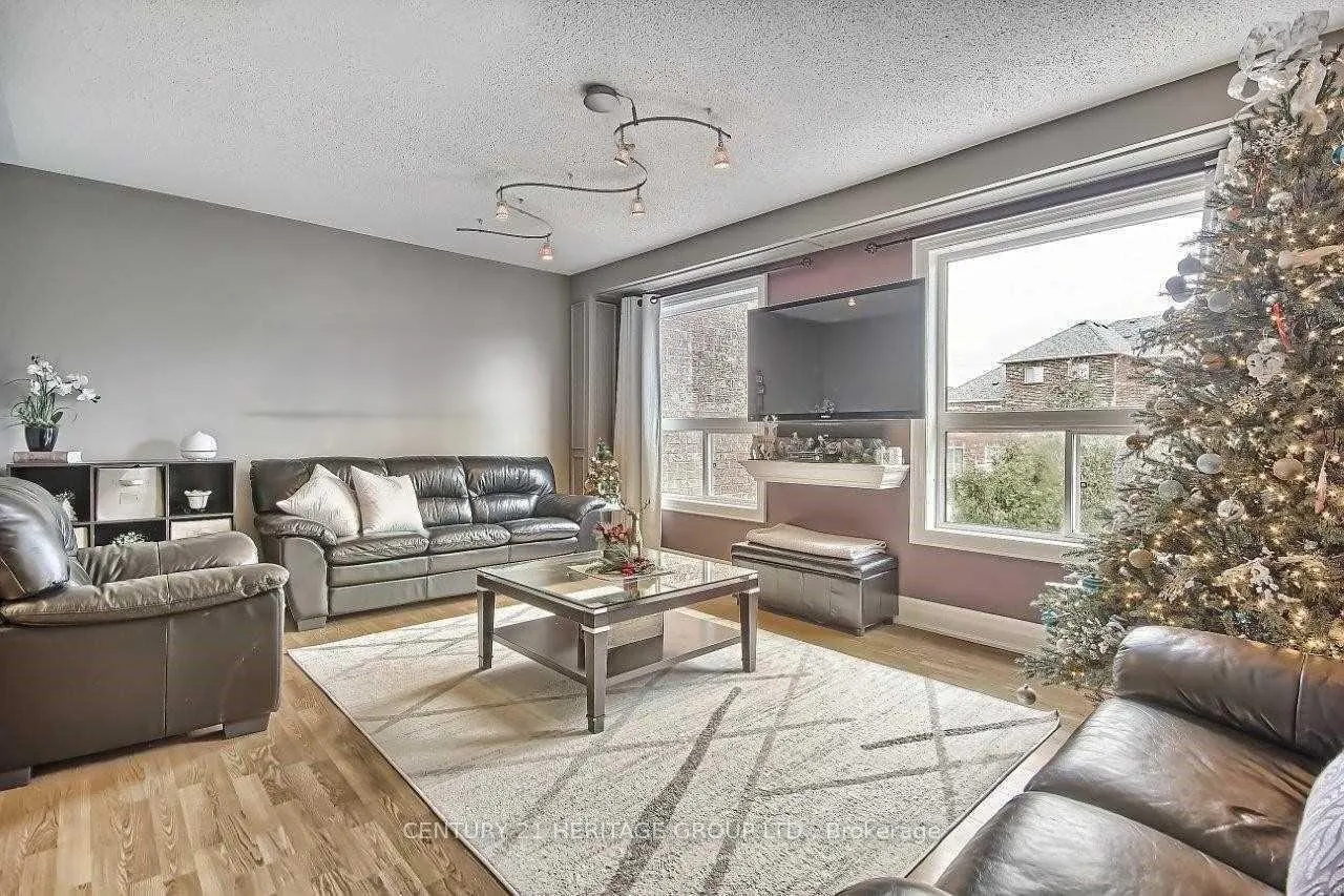 Photo 1 of 17 Stiles Avenue, Aurora, Bayview Wellington — HOMEH