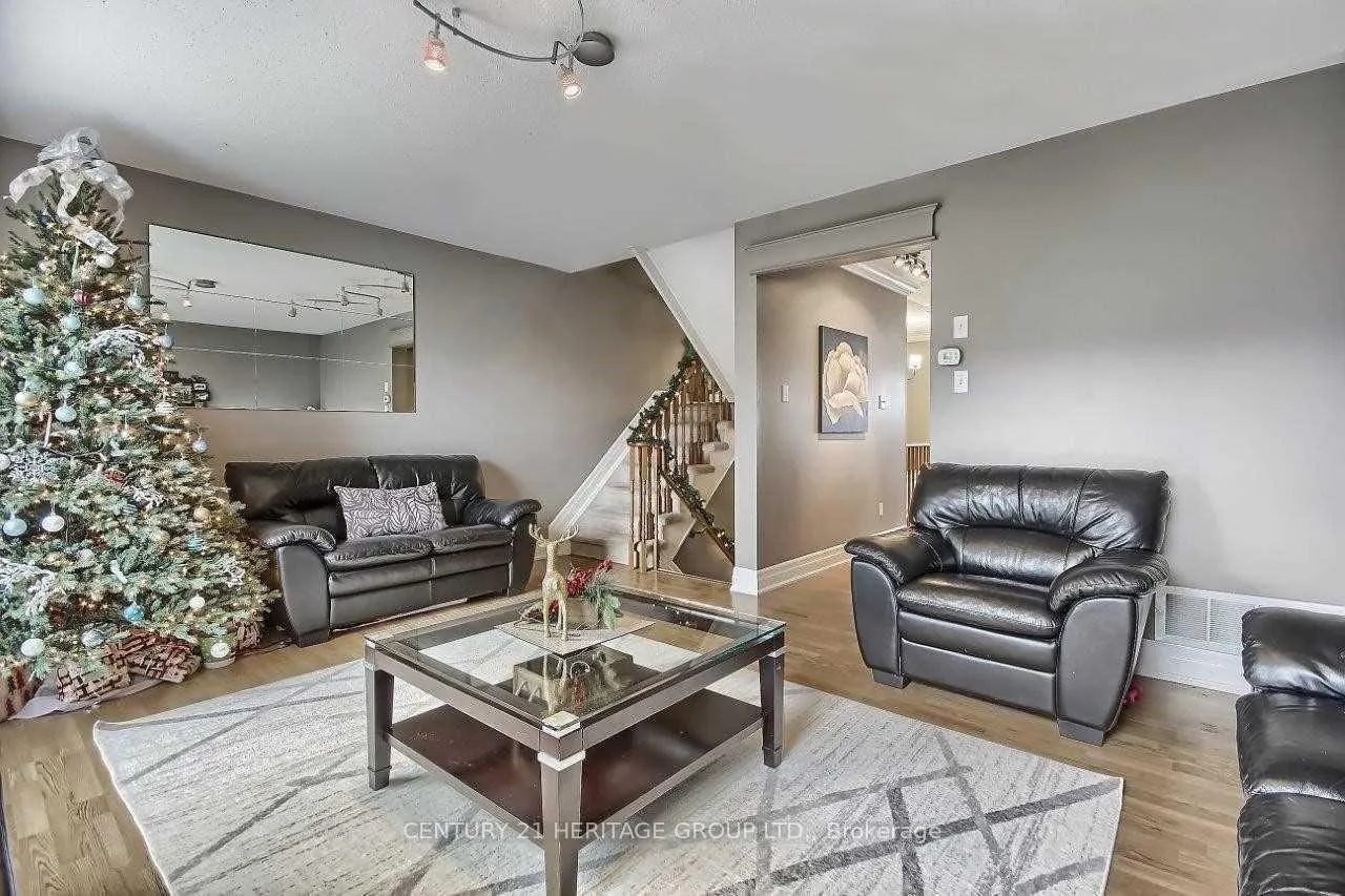 Photo 2 of 17 Stiles Avenue, Aurora, Bayview Wellington — HOMEH