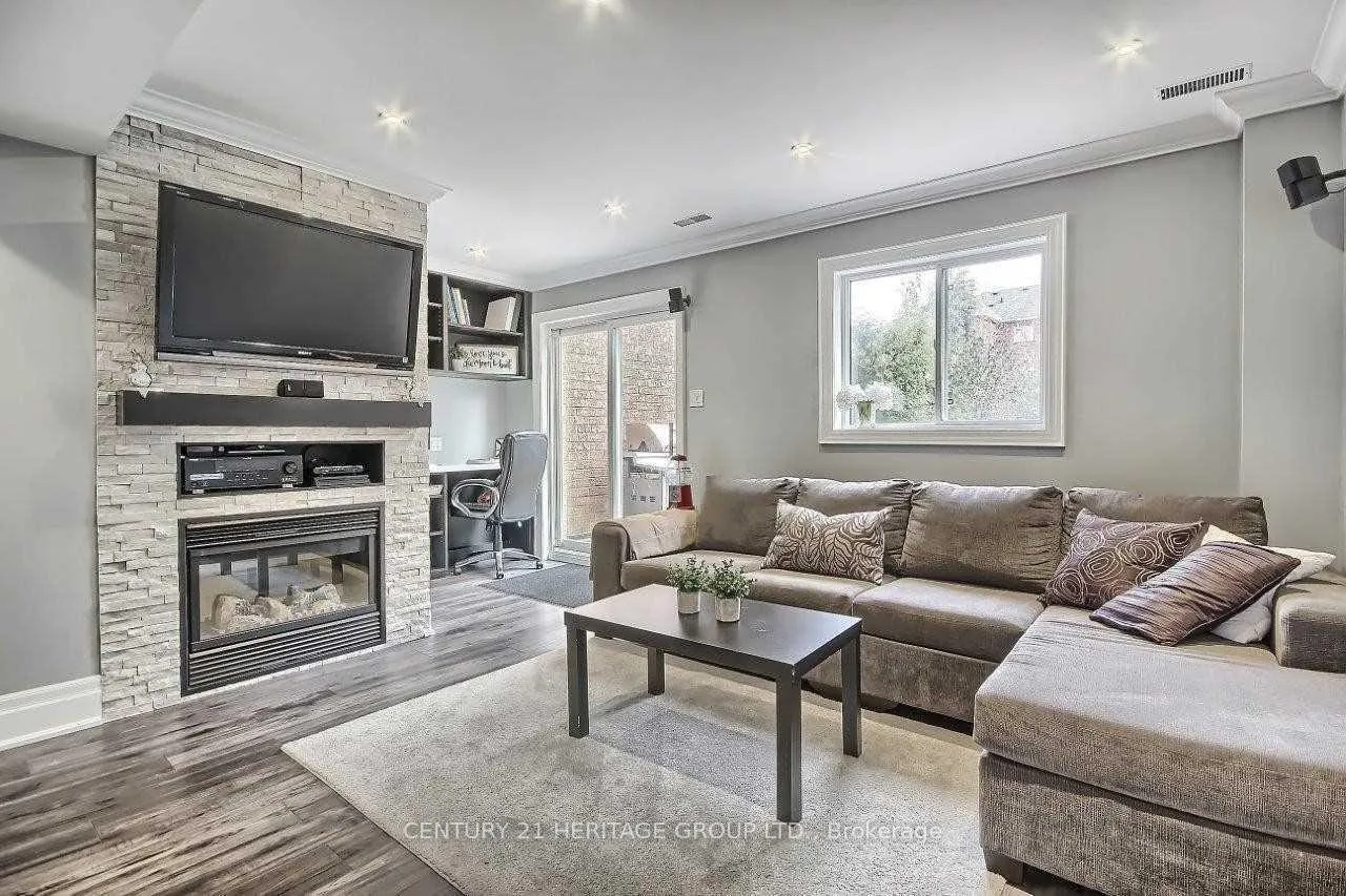 Photo 9 of 17 Stiles Avenue, Aurora, Bayview Wellington — HOMEH