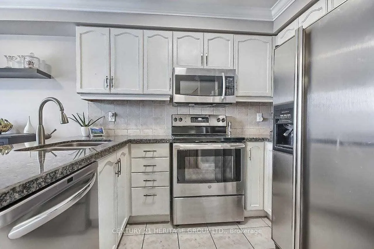 Photo 12 of 17 Stiles Avenue, Aurora, Bayview Wellington — HOMEH