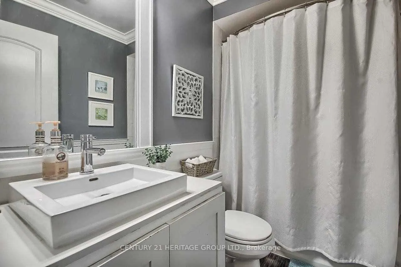 Photo 13 of 17 Stiles Avenue, Aurora, Bayview Wellington — HOMEH