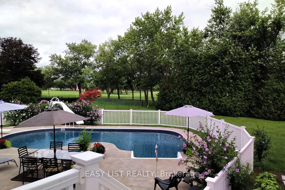 Photo 1 of 3926 Roseland Drive W, Windsor — HOMEH