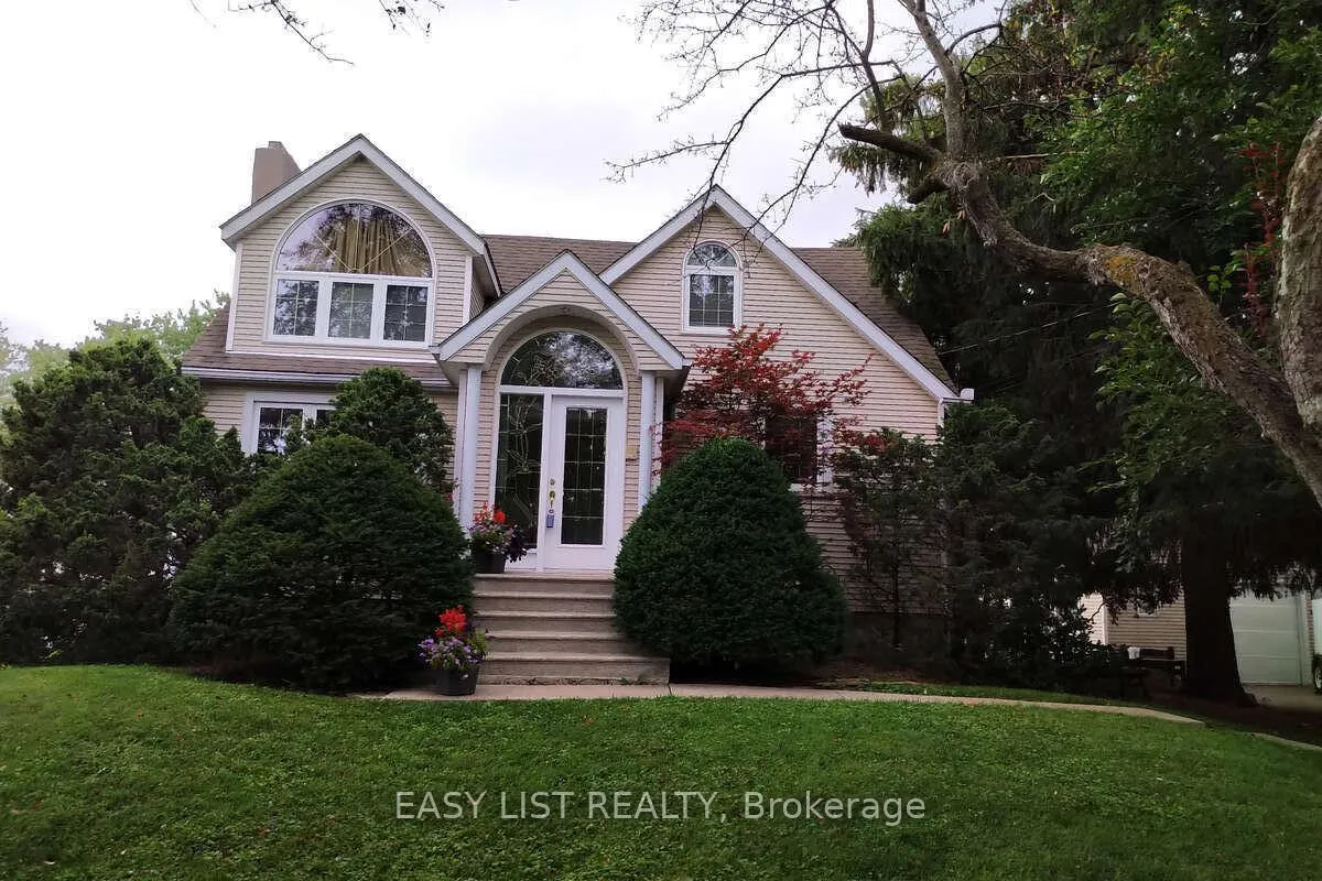Photo 2 of 3926 Roseland Drive W, Windsor — HOMEH