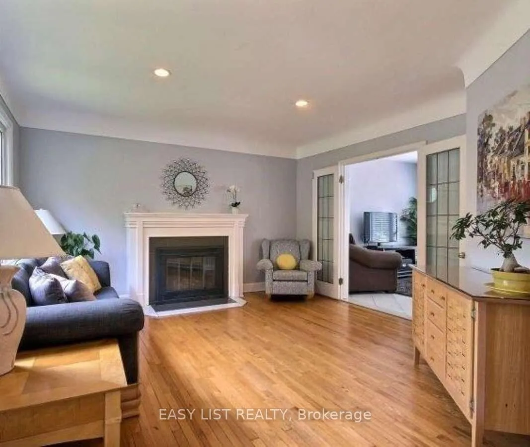 Photo 4 of 3926 Roseland Drive W, Windsor — HOMEH