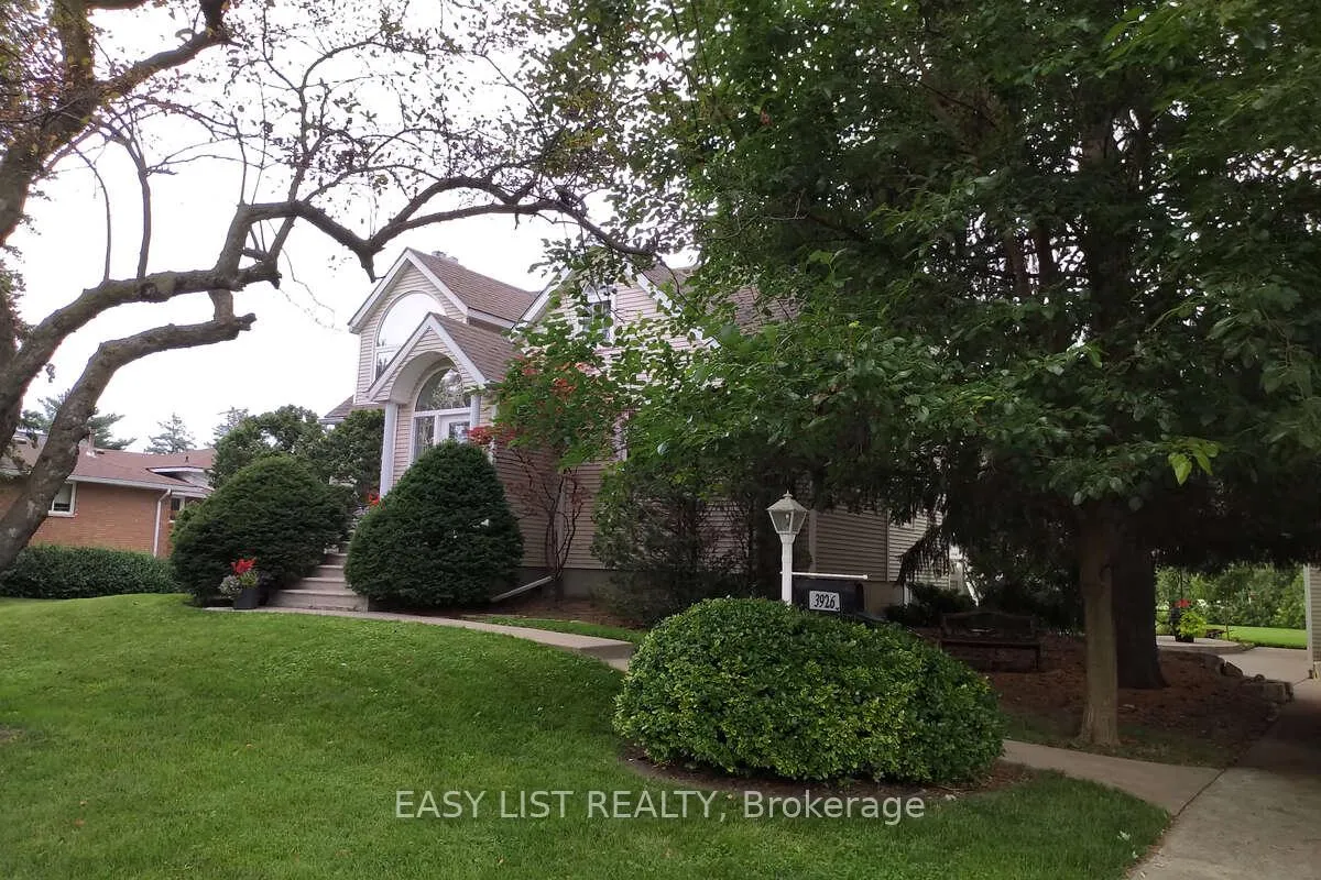 Photo 5 of 3926 Roseland Drive W, Windsor — HOMEH