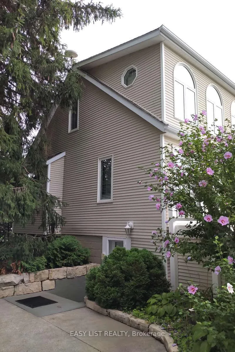 Photo 7 of 3926 Roseland Drive W, Windsor — HOMEH