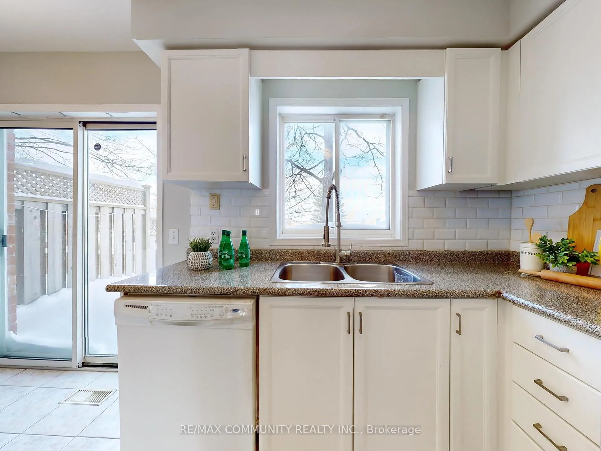 Photo 10 of Unit 15, 27 Bethune Way, Markham, Milliken Mills West — HOMEH