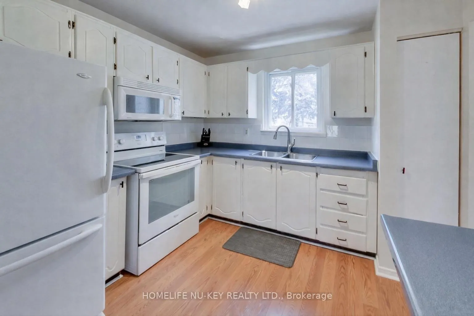 Photo 13 of 219 Cundles Road W, Barrie, Letitia Heights — HOMEH