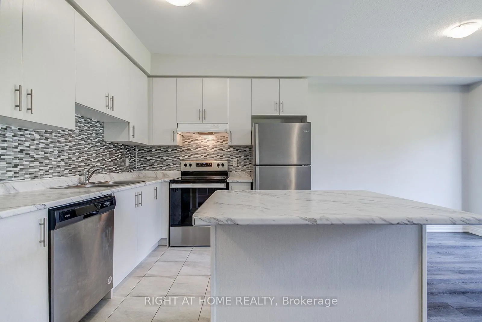 Photo 8 of 57 Genoa Drive, Hamilton, Jerome — HOMEH