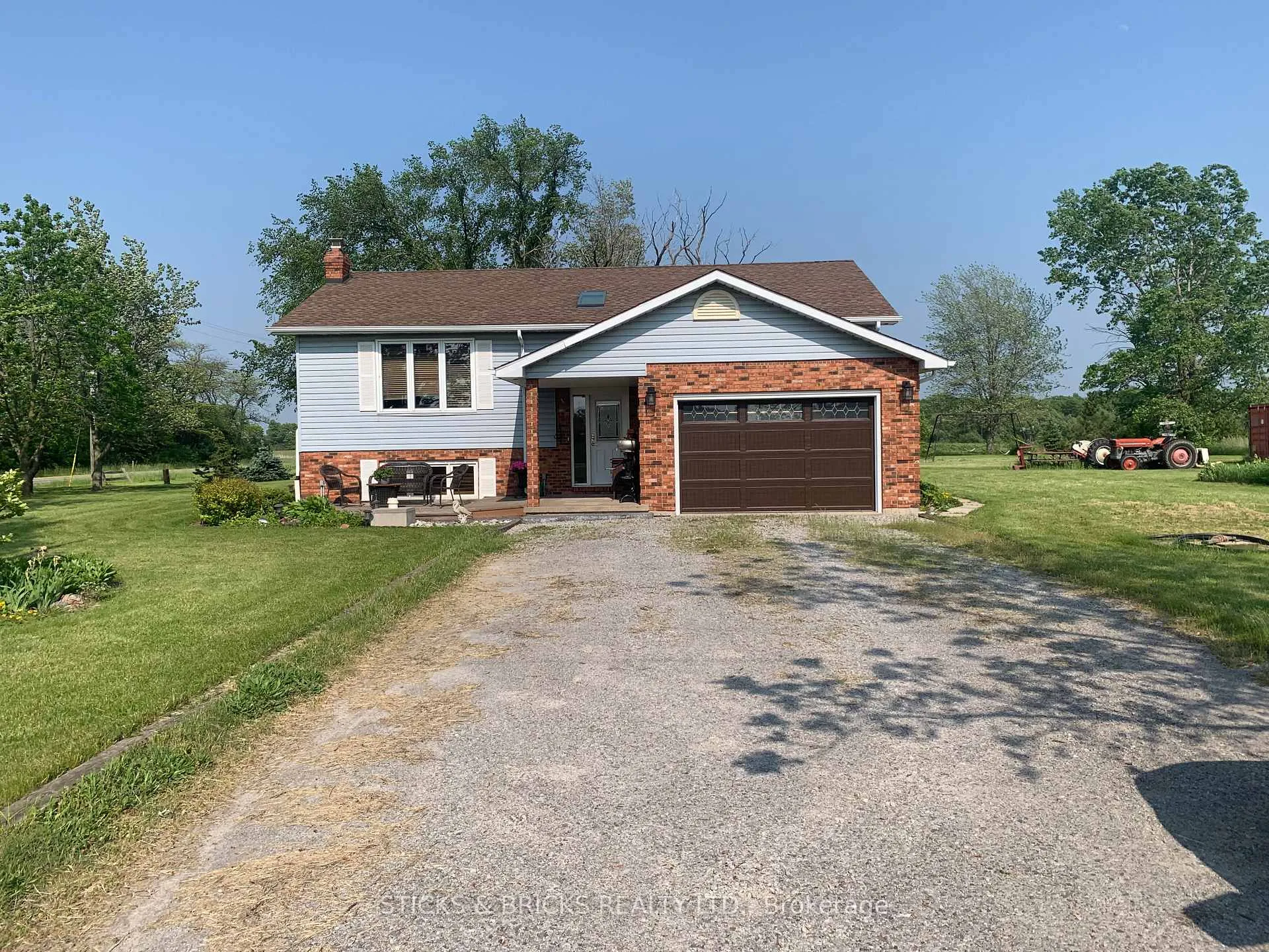 Photo 2 of 994 Moyer Road, Welland, Cooks Mills — HOMEH