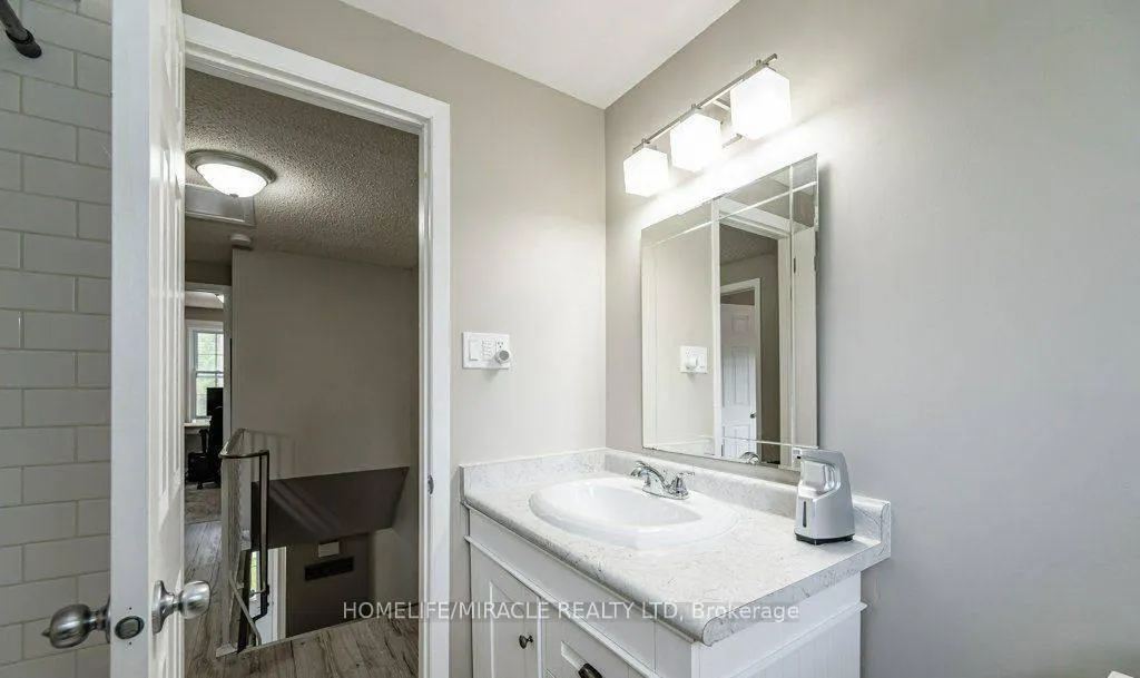 Photo 15 of 159 Old Carriage Drive, Kitchener — HOMEH