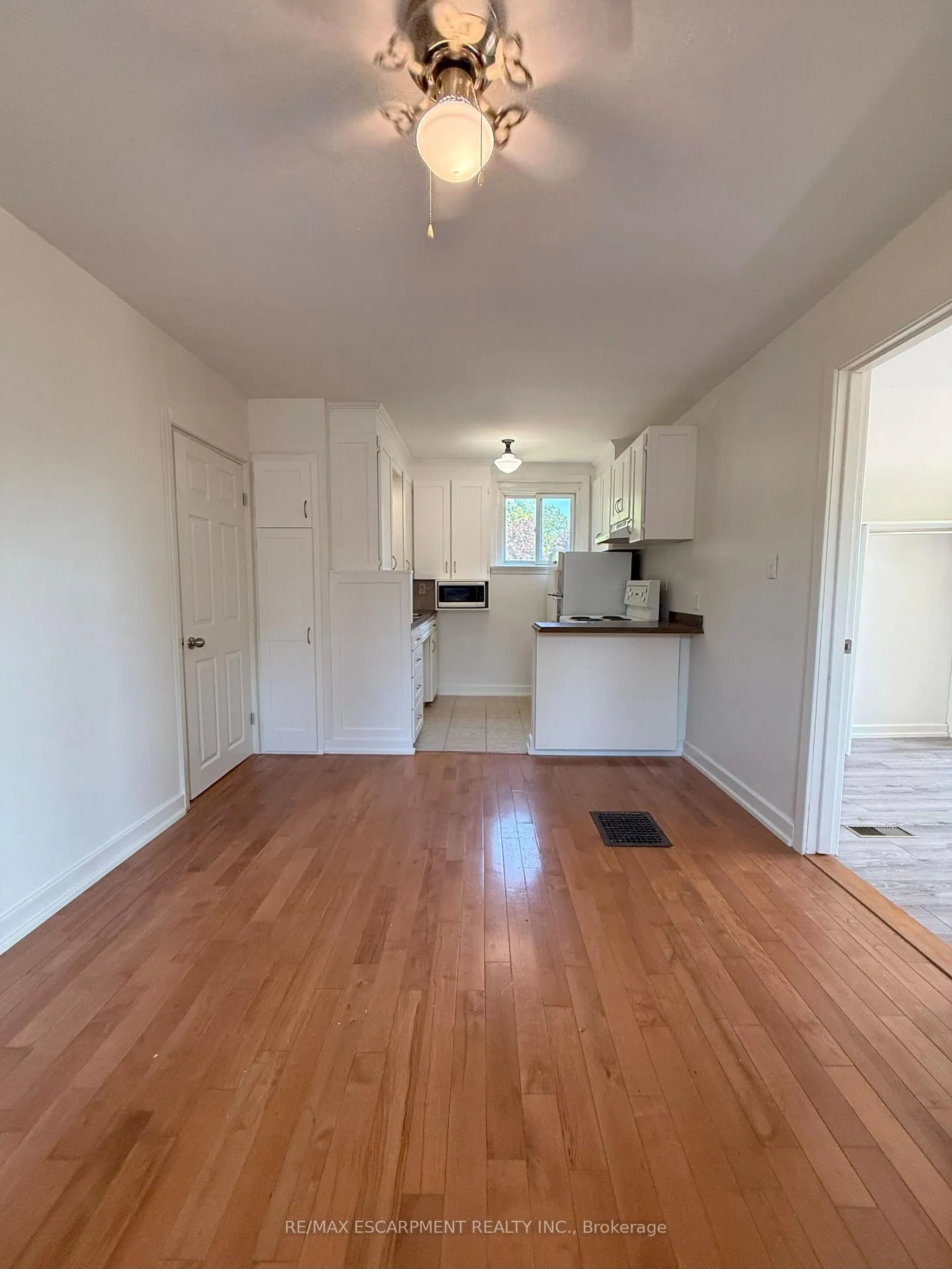 Photo 8 of Unit Upper, 41 York Road, Hamilton, Cootes Paradise — HOMEH
