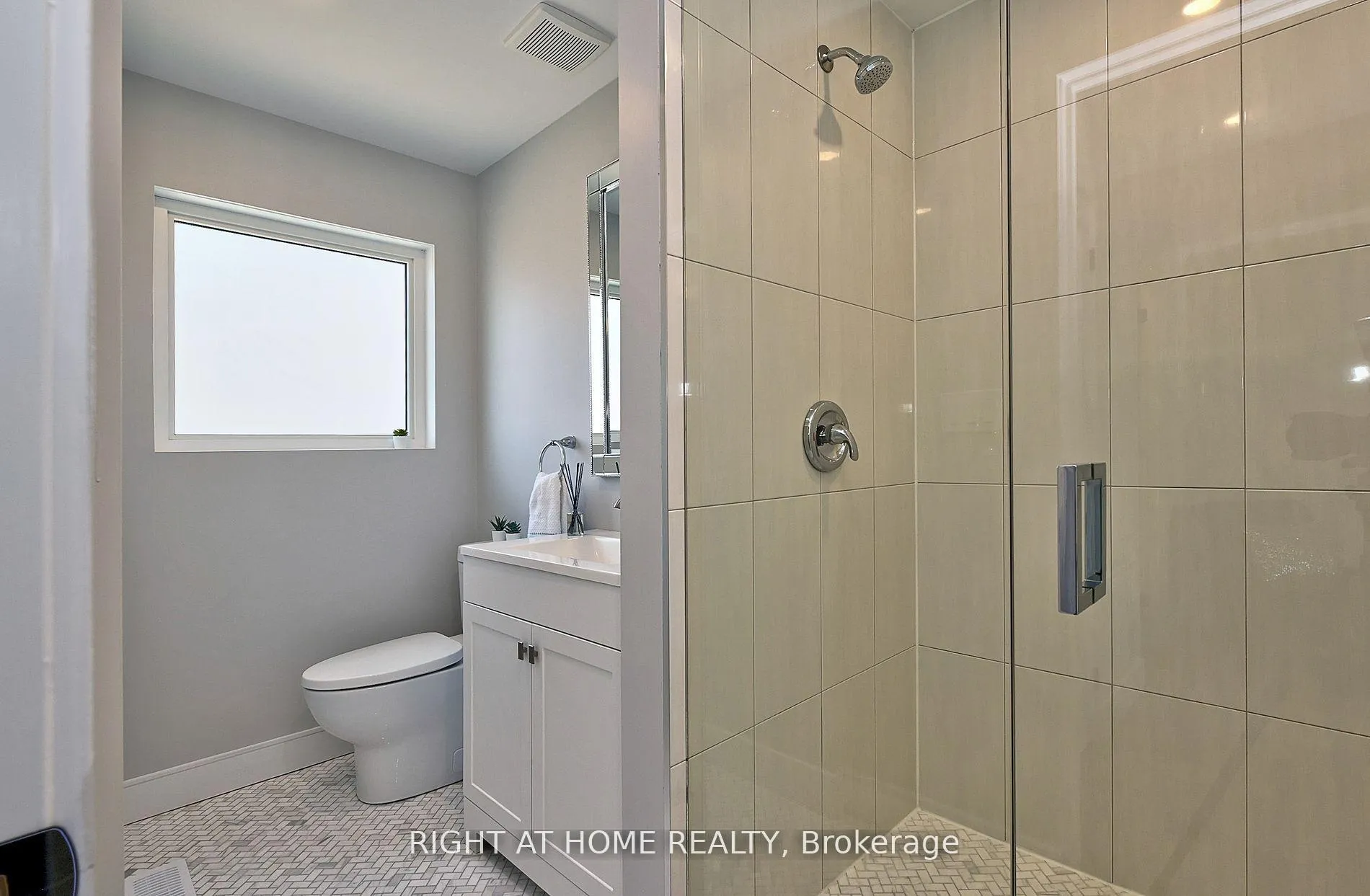 Photo 7 of Unit 4, 131 Brock Avenue, Toronto, Little Portugal — HOMEH