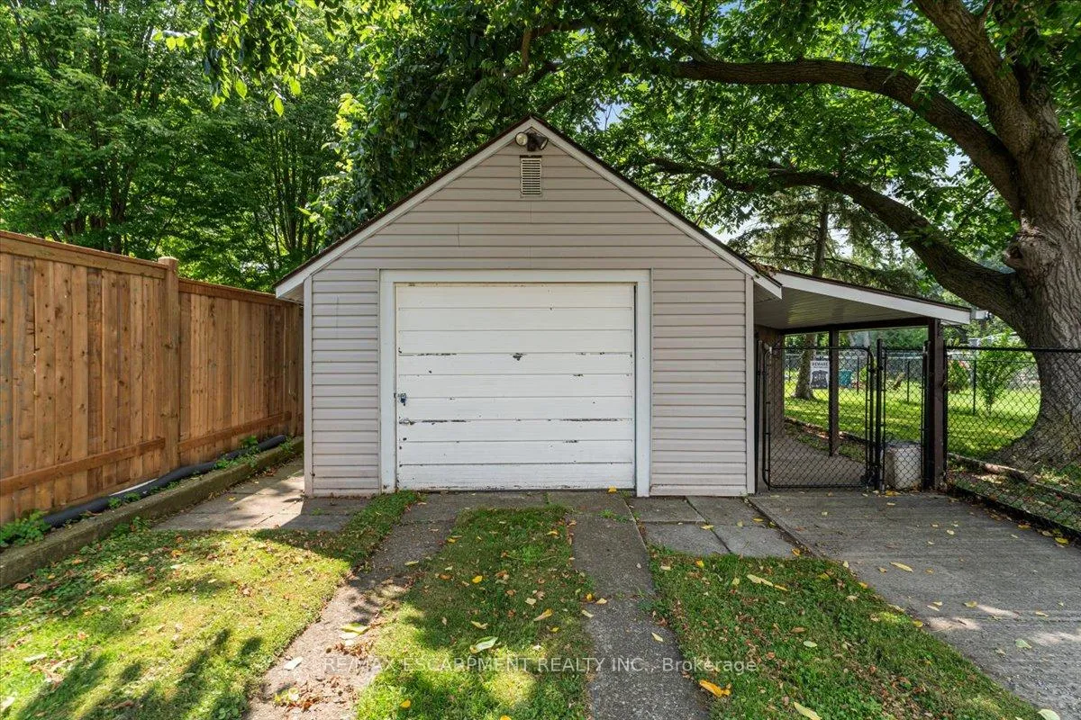 Photo 4 of 231 Vine Street, St. Catharines, Fairview — HOMEH