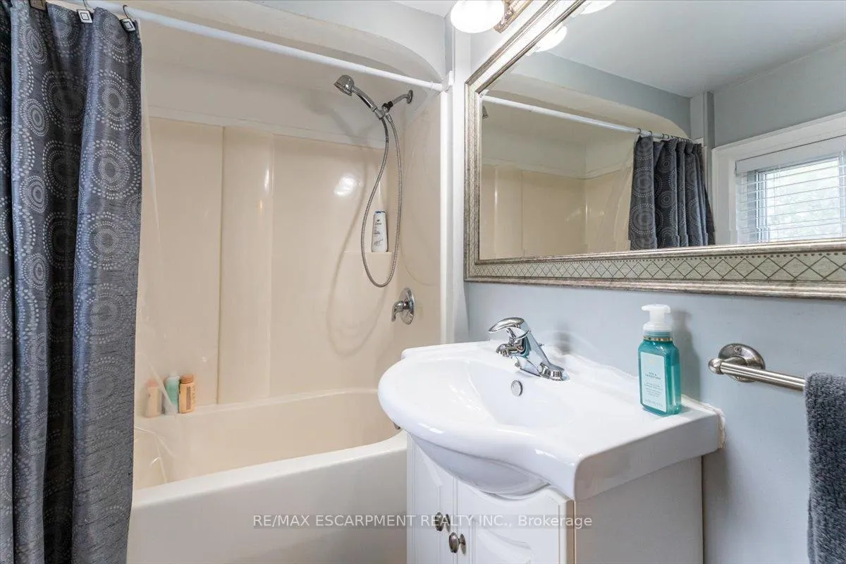 Photo 23 of 231 Vine Street, St. Catharines, Fairview — HOMEH