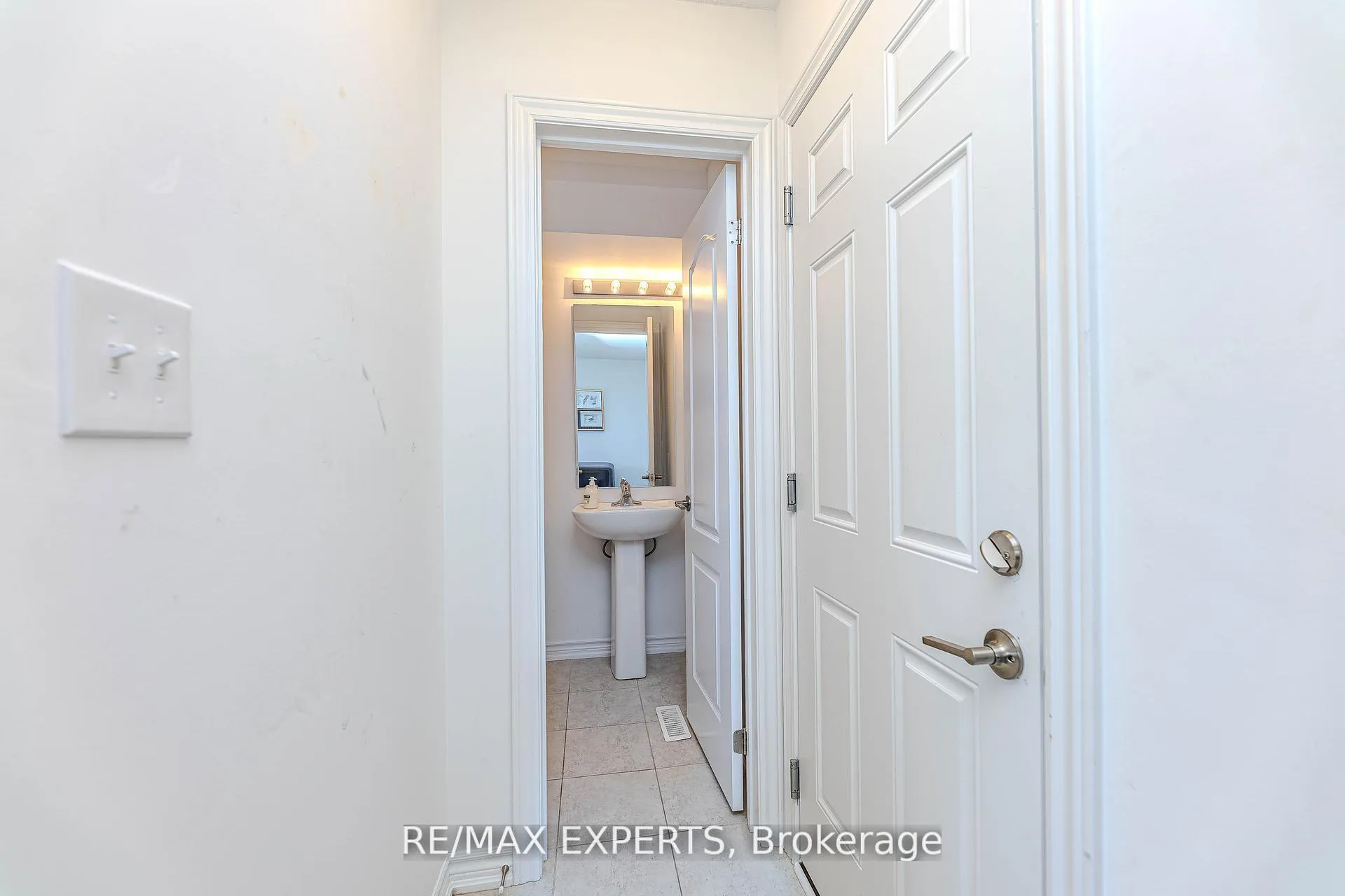Photo 14 of 10 Brown Bear Street, Barrie, Rural Barrie Southwest — HOMEH